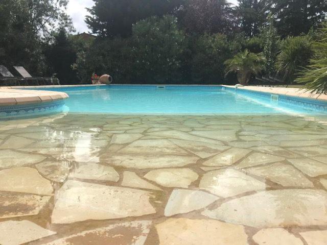 B&B Les Muscades Saint-Étienne-du-Grès Exteriör bild