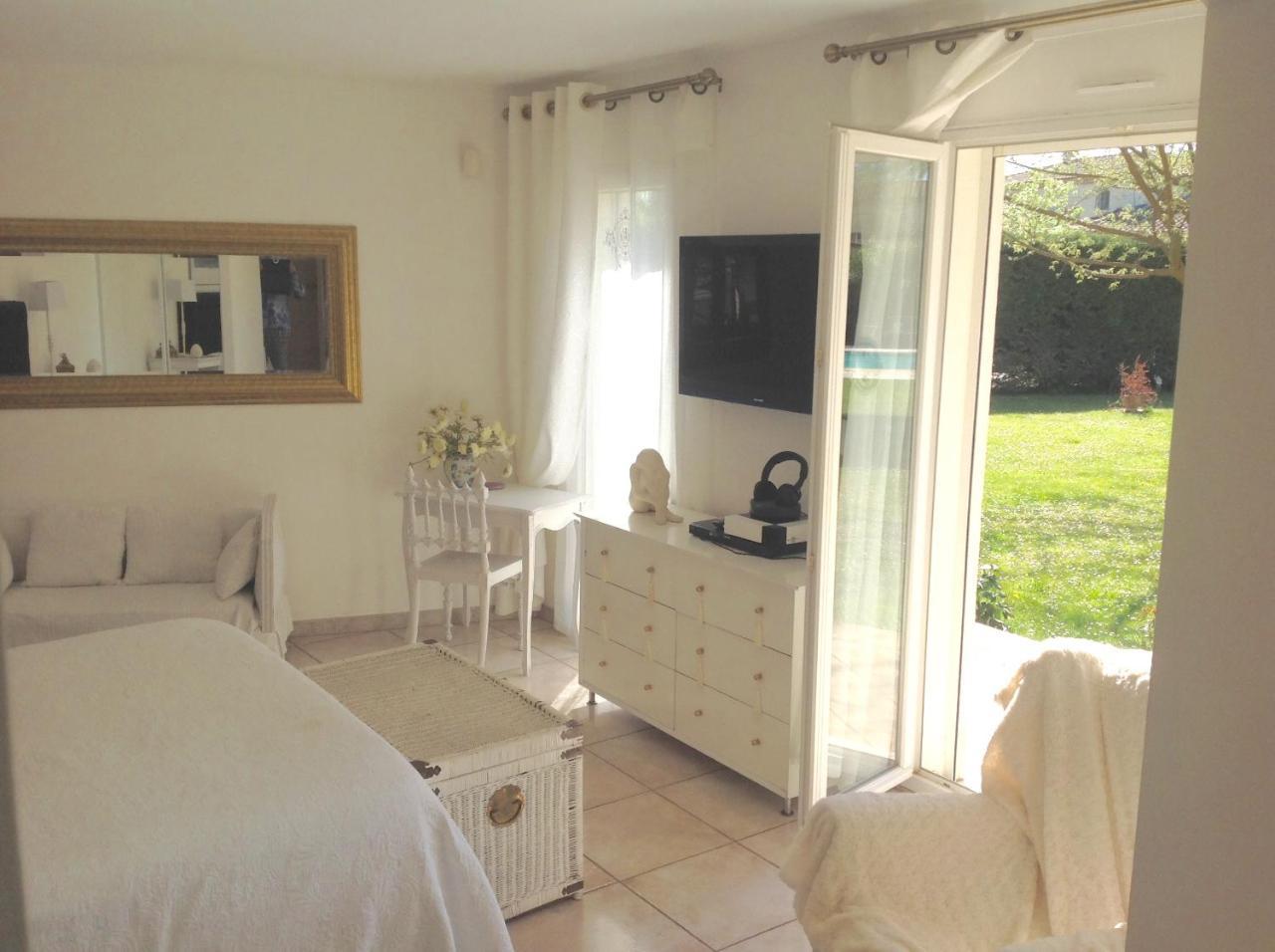 B&B Les Muscades Saint-Étienne-du-Grès Exteriör bild